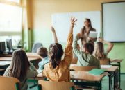 Profesi Guru Tak Lagi Diminati? Tantangan Komitmen, Kesejahteraan, dan Beban Kerja di Era Pendidikan Digital