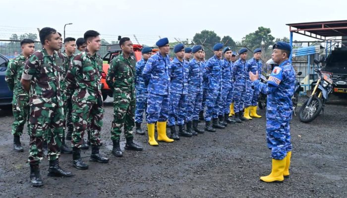 Danlanud Husein Sastranegara Kerahkan Prajurit Bantu Tangani Longsor di Cisarua Bandung Barat