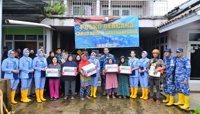 TNI Angkatan Udara Salurkan Bantuan Kemanusiaan bagi Korban Longsor di Cisarua