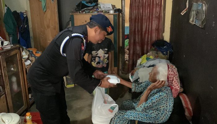 Brimob Jabar Bagikan Makanan Gratis Untuk Warga Dalam Program Jumat Berkah