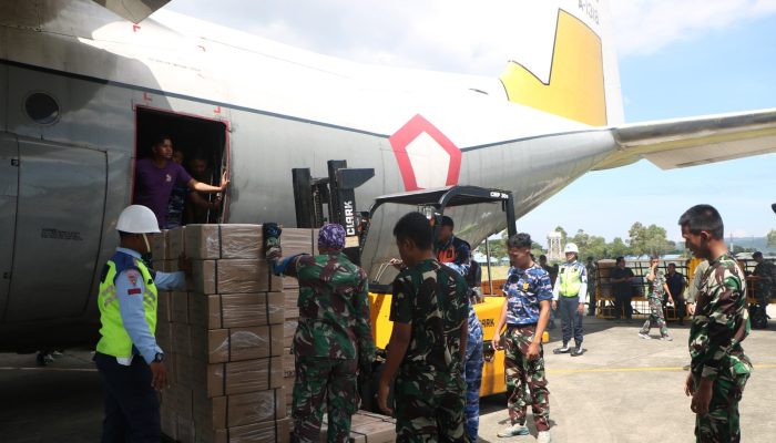 Hercules C-130 A-1338 Mendarat Di Lanud SIM, Angkut 4 Ton Bansos Untuk Korban Bencana Aceh