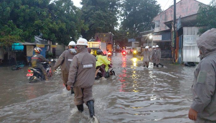 Siaga Kemanusiaan di Tengah Banjir, Brimob Jabar Patroli SAR di Cirebon
