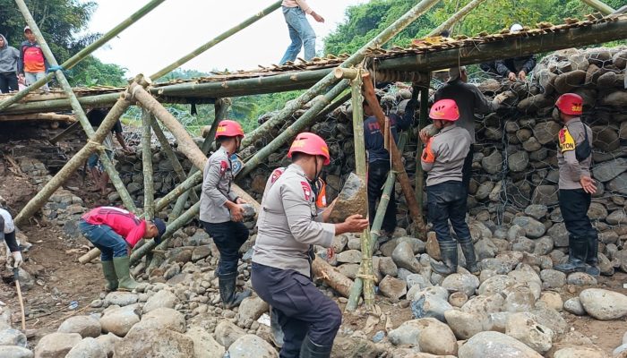Brimob Polda Jabar Bersama Tim Gabungan Bangun Jembatan Darurat di Nyalindung