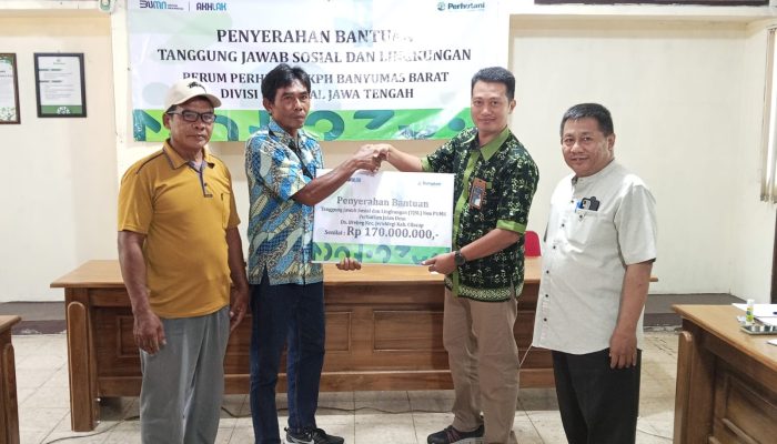 Perhutani KPH Banyumas Barat Salurkan Bantuan TJSL Rp170 Juta untuk Perbaikan Jalan Desa Brebeg