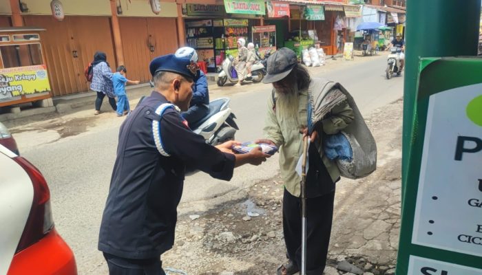 Brimob Jabar Kembali Bagikan Makanan Gratis Untuk Warga Dalam Program “Jumkah”