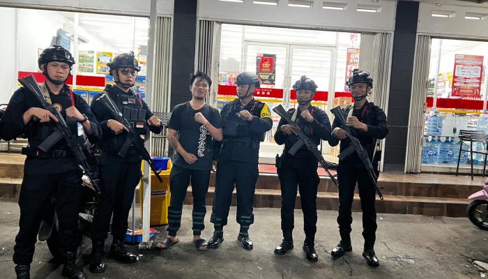 Patroli Dialogis Malam, Brimob Jabar Hadir Jaga Kondusifitas Lembang