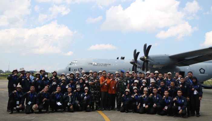 Pesawat Hercules C-130 Turunkan 60 Mahasiswa STIS di Lanud SIM Aceh