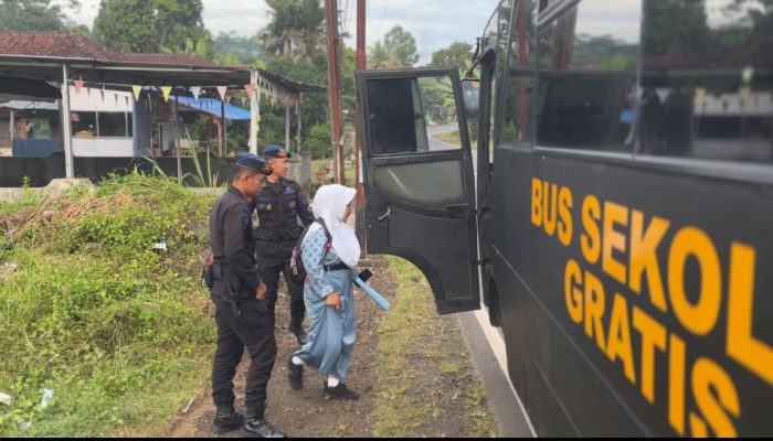 Warga Tasikmalaya Apresiasi Bus Sekolah Gratis Brimob Jabar
