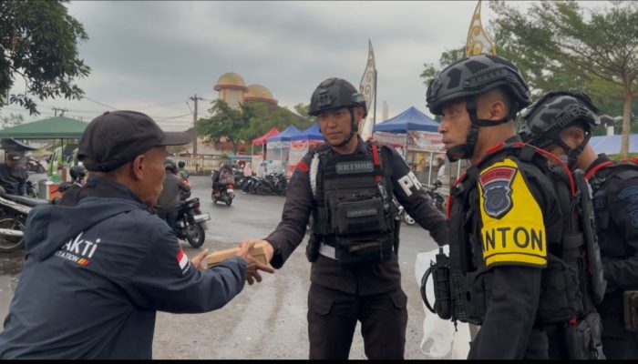 Berbagi di Alun-Alun Singaparna, Brimob Jabar Tebar Kepedulian