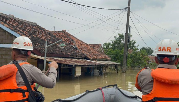 Sigap Hadapi Banjir Karawang, SAR Brimob Jabar Turun Langsung Pastikan Keselamatan Warga