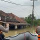 Sigap Hadapi Banjir Karawang, SAR Brimob Jabar Turun Langsung Pastikan Keselamatan Warga