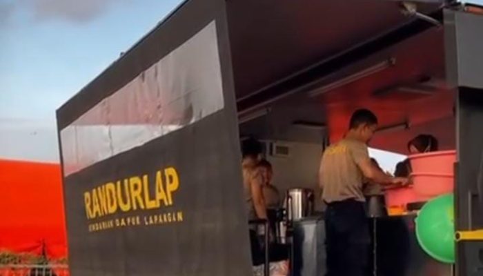 Polda Jabar Hadirkan Kendaraan Dapur Lapangan untuk Warga Terdampak Banjir di Karawang