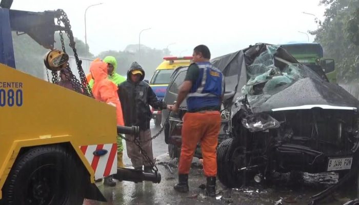 Kecelakaan Maut di Tol Cipularang, Minibus Kabag Kesra Pemkab Bekasi Tabrak Truk