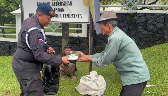 Brimob Polda Jabar Hadirkan Kepedulian Lewat Program Jumat Berkah