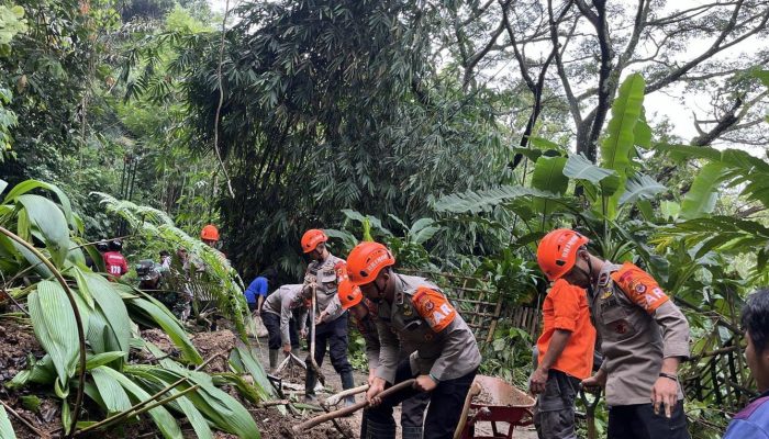 Gerak Cepat Tim SAR Brimob Jabar Evakuasi Longsor di Sumedang