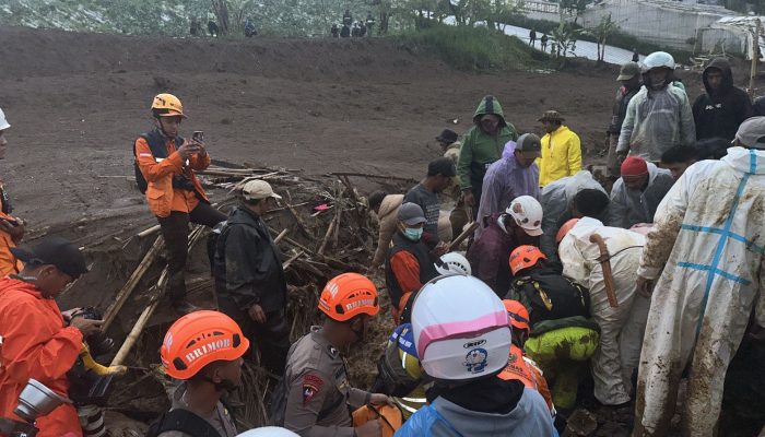 Gerak Cepat Tim SAR Batalyon A Pelopor Evakuasi Korban Longsor Cisarua