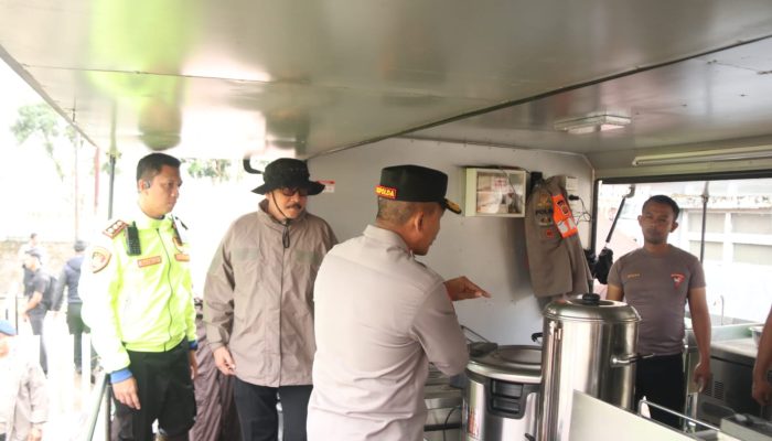 Kapolda Jabar dan Dansat Brimob Tinjau Longsor Bandung Barat, Warga Terbantu Dapur Lapangan