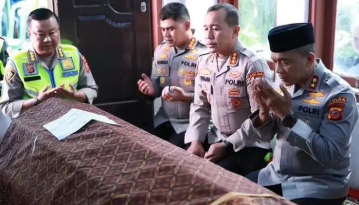 Kapolda Jabar Takziah ke Rumah Duka Almarhum Ipda Anumerta Hendra Kurniawan
