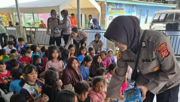 Polda Jabar Lakukan Trauma Healing bagi Korban Longsor Pasirlangu