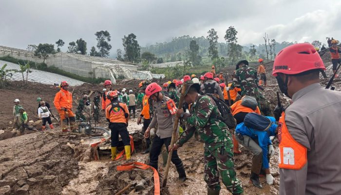 Hari Ke 3, Tim SAR Batalyon B Pelopor Satbrimob Polda Jabar Lanjutkan Operasi Longsor di Pasirlangu