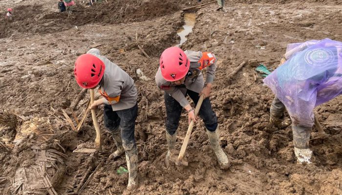 Hari Keempat, Tim SAR Brimob Jabar Terus Berjuang Cari Korban Longsor Pasirlangu