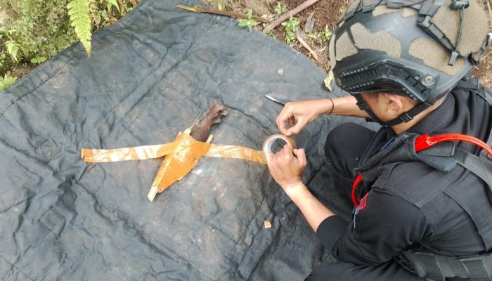 Detasemen Gegana Satbrimob Polda Jabar Amankan Temuan Amunisi Bom Militer di Garut