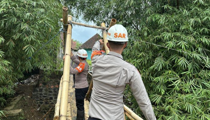Tim SAR Batalyon A Pelopor Satbrimob Polda Jabar Evakuasi Longsor di Majalengka