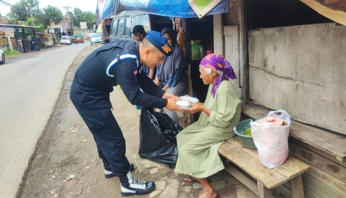 Berbagi di Hari Jum’at, Brimob Jabar Dekatkan Diri dengan Masyarakat