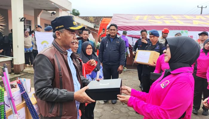 Batalyon B Pelopor Satbrimob Polda Jabar Galang Dana & Salurkan Bantuan untuk Korban Longsor Pasirlangu