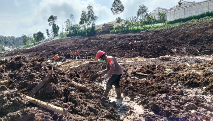 Hari Ke-8 Operasi SAR Pasirlangu : Sinergi Kemanusiaan Brimob Jabar Terus Berjalan Tanpa Lelah