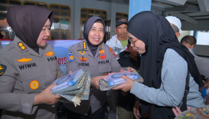 Polwan Polda Jabar Salurkan Bantuan Peralatan Ibadah untuk Korban Bencana Cisarua