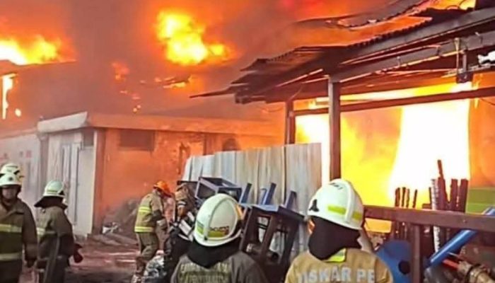 Kebakaran Pabrik Pengolahan Plastik di Babakan Ciparay Berhasil Dipadamkan Setelah 8 Jam