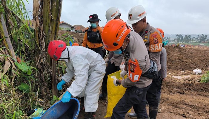 Hari Ke-9 Operasi SAR Cisarua : Tanpa Lelah, Tim SAR Brimob Jabar Terus Berjuang Demi Kemanusiaan
