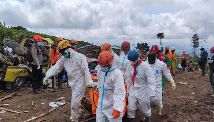 Penanganan Bencana Longsor Tim SAR Brimob Polda Jabar di Cisarua