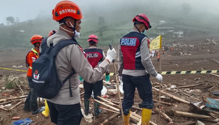 Penanganan Bencana Longsor oleh Tim SAR Brimob Polda Jawa Barat di Kabupaten Bandung Barat