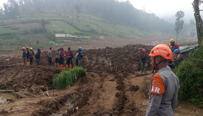Operasi SAR Brimob Polda Jawa Barat Lanjutkan Pencarian Korban Longsor di Pasirlangu Cisarua