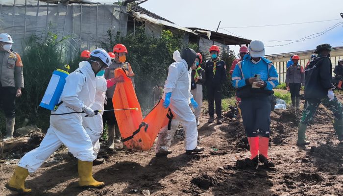 Brimob Polda Jawa Barat Fokuskan Pencarian dan Evakuasi Korban Longsor di Cisarua Bandung Barat