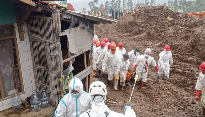 Tim SAR Brimob Polda Jabar Intensifkan Pencarian Korban Longsor di Cisarua Bandung Barat