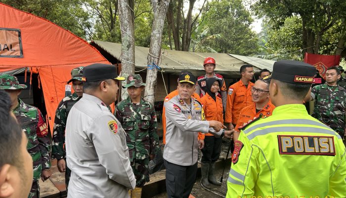 Dansat Brimob Dampingi Kapolda Jabar Tinjau Operasi SAR dan Memberikan Tali Asih kepada Satgas Penanggulangan Bencana Alam Cisarua