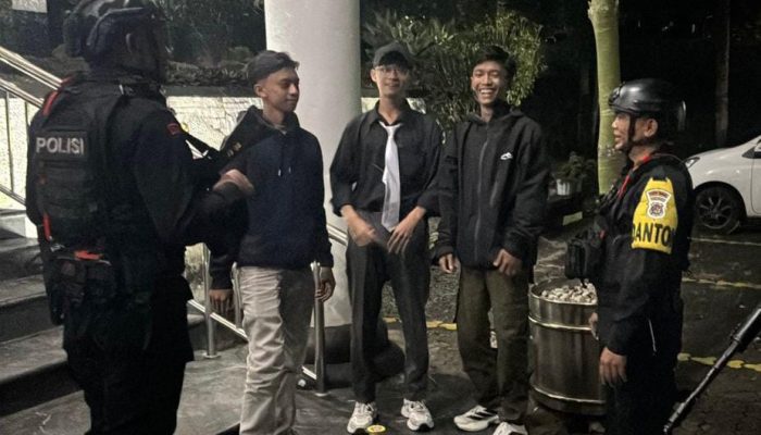 Patroli Harkamtibmas Brimob Polda Jabar Jaga Kondusivitas Wilayah Lembang di Malam Hari