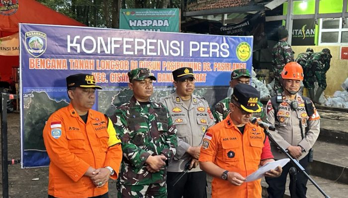 Tim SAR Brimob Polda Jabar Terus Maksimalkan Evakuasi Korban Longsor di Cisarua Bandung Barat