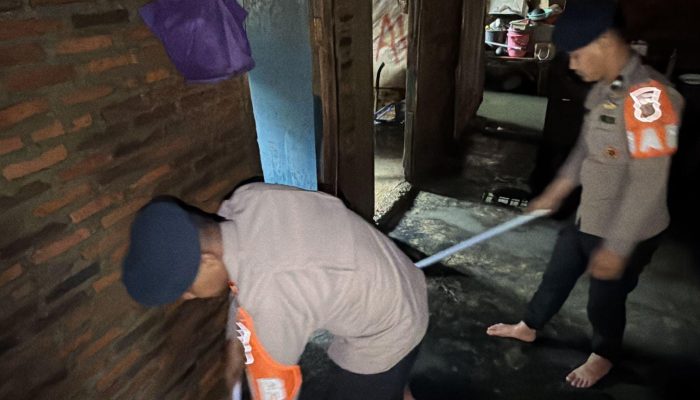 Brimob Polda Jabar Turunkan Regu SAR Tangani Banjir di Karangligar Karawang