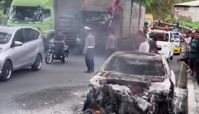 Pengemudi Tewas Terjebak di Dalam Mobil Mercedes-Benz yang Terbakar di Nagreg