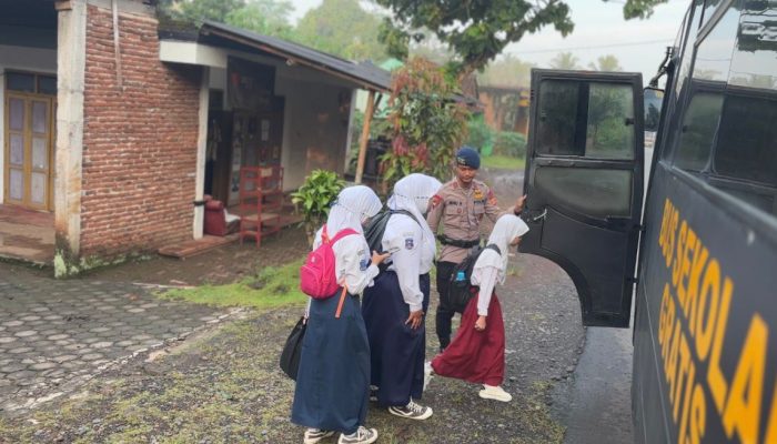 Brimob Polda Jabar Antar Pelajar Tasikmalaya dengan Bus Sekolah Gratis