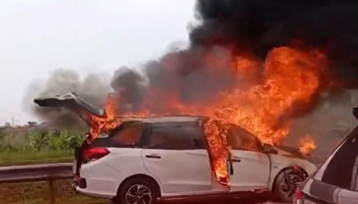 Honda Mobilio Hangus Terbakar di Tol Padaleunyi Arah Bandung