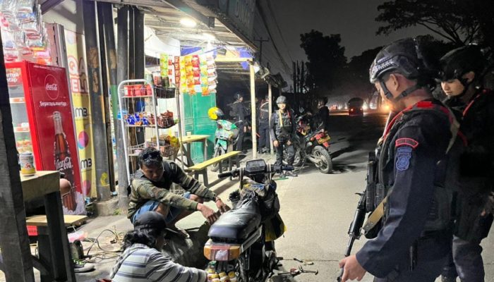 Regu Satuan Penindak Perusuh Batalyon A Pelopor Patroli Dialogis Dini Hari di Jalur Strategis Rancaekek dan Cileunyi