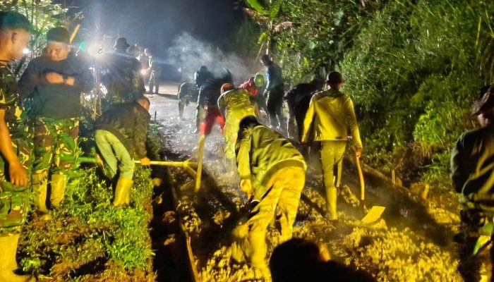 TMMD Ke-127 Kodim 0624 Bandung Percepat Pengecoran Jalan Cipelah