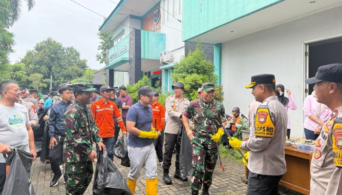 Polsek Ciputat Timur Hadiri Kegiatan Karya Bakti Aksi Bersih Lingkungan Bersama Forkopimda