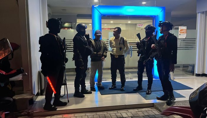 Batalyon B Pelopor Satbrimob Polda Jabar Perkuat Keamanan Wilayah Pacet Cianjur pada Malam Hari