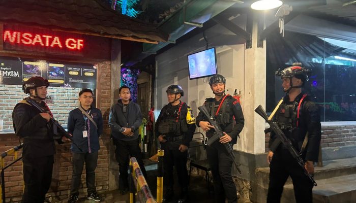 Satuan Penindak Perusuh Batalyon B Pelopor Satbrimob Polda Jabar Sisir Sejumlah Objek Wisata dan Pusat Aktivitas Masyarakat
